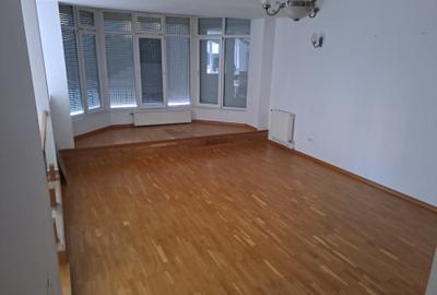 Casă individuală cu 8 camere cu Canalizare în Băneasa