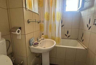 Apartament cu 3 camere semidecomandat în Malu Roșu