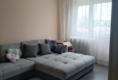 Apartament cu 3 camere decomandat în Titan