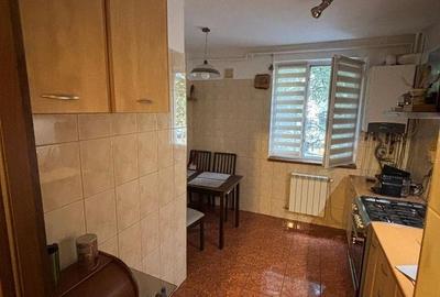 Apartament cu 3 camere semidecomandat în Giurgiului
