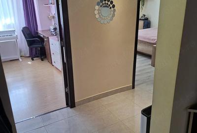 Apartament cu 3 camere decomandat în 1 Decembrie