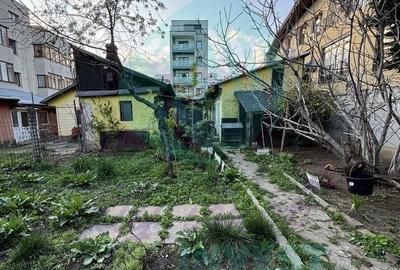 Casă cu 6 camere cu Teren 344 Mp în Văcăresti