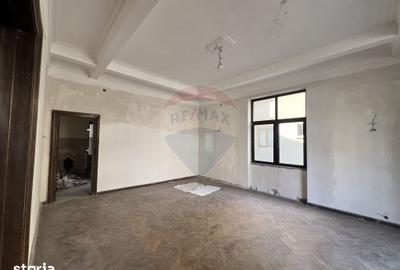 Apartament cu 3 camere în Romană