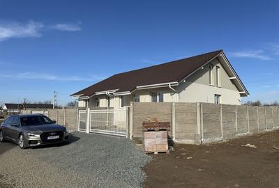 Casă cu 3 camere în Bucovăț