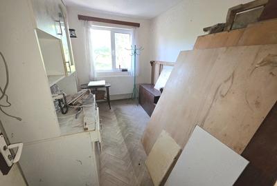 Apartament cu 3 camere semidecomandat în Viziru 1