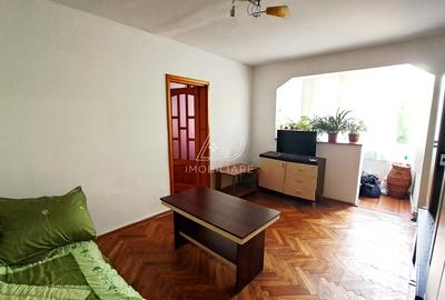 Apartament cu 3 camere semidecomandat în 9 Mai - 2