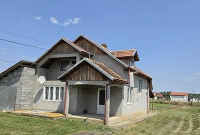 Casă cu 4 camere în Central