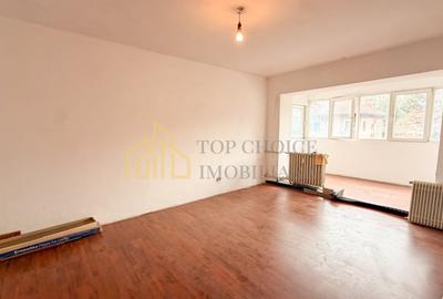 Apartament cu 3 camere semidecomandat, mobilat în Tei
