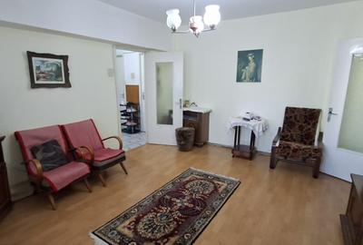 Apartament cu 3 camere semidecomandat în Nord