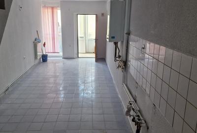 Apartament cu 3 camere în Cezar Petrescu