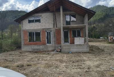 Casă cu Teren 990 Mp în Tașca