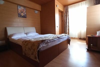 Casă cu 8 camere cu Teren 200 Mp în Central