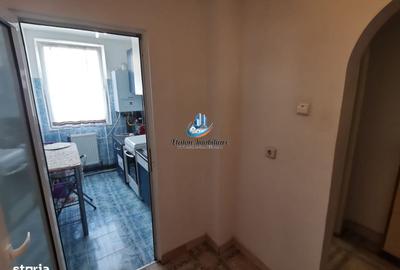 Apartament cu 3 camere semidecomandat în Calea Romanului