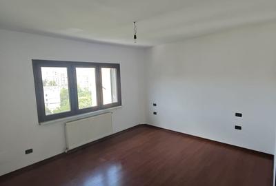 Apartament cu 3 camere decomandat în Micro 21