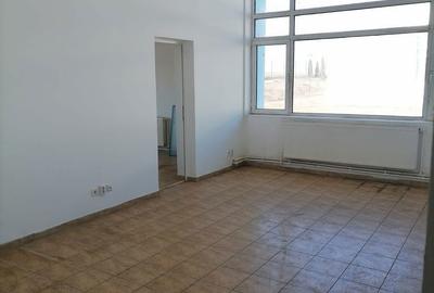 Spațiu comercial, de 465 mp, în Central - 4