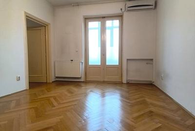 Apartament cu 2 camere decomandat în Victoriei