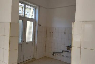 Spațiu comercial, de 40 mp, în Central - 4