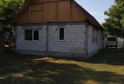 Casă cu 3 camere în 1 Decembrie