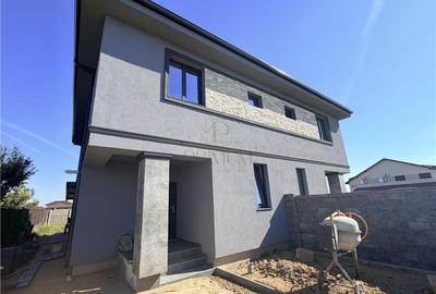 Duplex cu 4 camere cu Canalizare în Moșnița Nouă