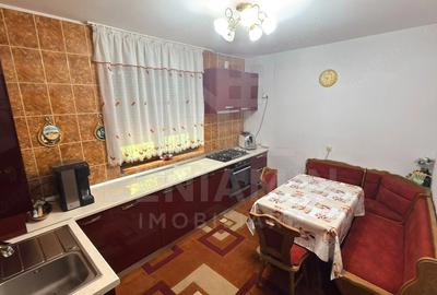 Casă cu 8 camere cu Teren 741 Mp în Central