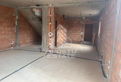Casă cu 8 camere cu Teren 278 Mp în Bazoș
