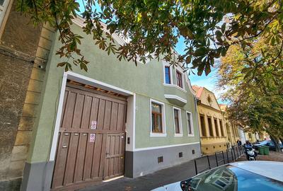 Apartament cu 8 camere decomandat în Blumăna