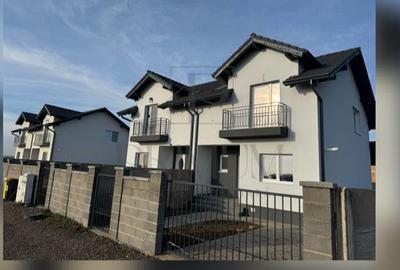 Duplex cu 4 camere cu Canalizare în Moșnița Nouă - 1