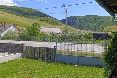 Casă cu 2 camere cu Teren 3040 Mp în Petrești