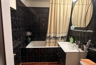 Apartament cu 3 camere decomandat în Eremia