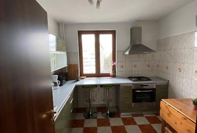 Apartament cu 3 camere semidecomandat, mobilat în Unirii