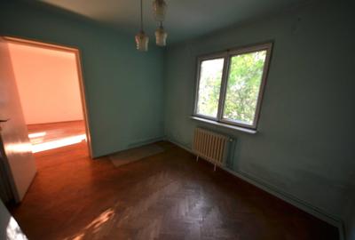 Apartament cu 3 camere semidecomandat în Dâmbu Pietros