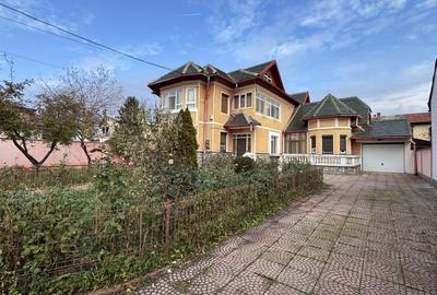 Casă individuală cu 8 camere cu Canalizare în Ultracentral