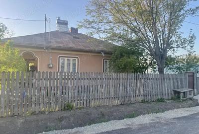 Casă cu 4 camere cu Teren 1125 Mp în Central