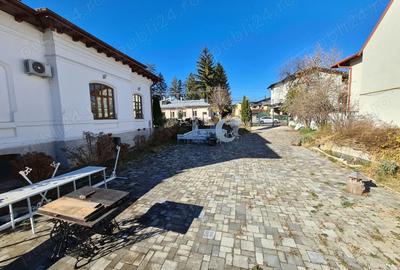 Casă cu Teren 2150 Mp în Central - 9