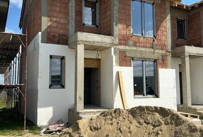 Casă cu 3 camere cu Canalizare în Giroc