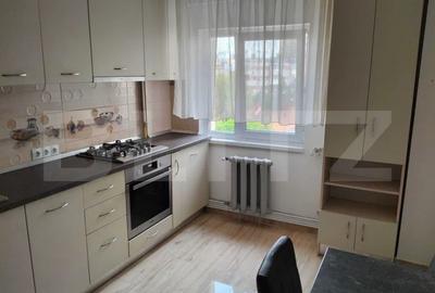 Apartament cu 3 camere decomandat, mobilat în Central