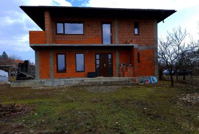 Casă individuală cu 4 camere cu Garaj în Călinești