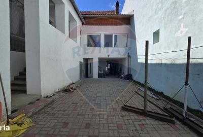 Casă cu 4 camere cu Teren 322 Mp în Central