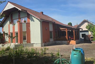 Casă cu 5 camere cu Teren 1159 Mp în Zăvoi
