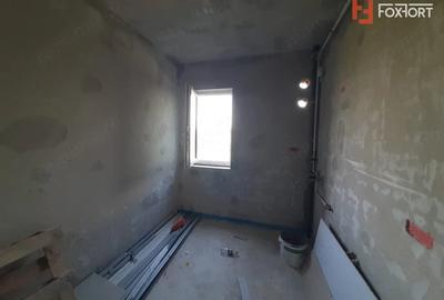 Apartament cu 3 camere decomandat în Plopi