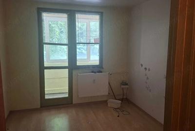 Apartament cu 3 camere semidecomandat în Dristor