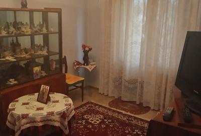 Apartament cu 3 camere semidecomandat în Micro 14