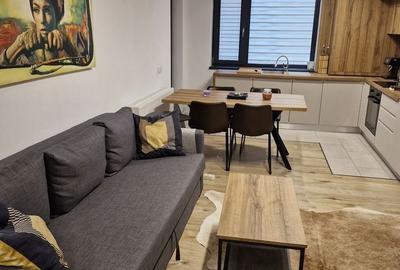 Apartament cu 3 camere decomandat în Tractorul