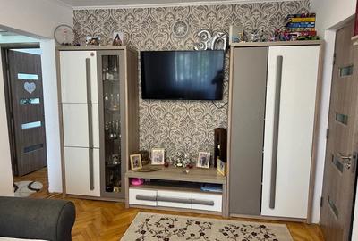 Apartament cu 3 camere semidecomandat în Micro 6