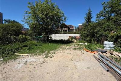 Teren Construcții intravilan de 350 mp, în Tractorul