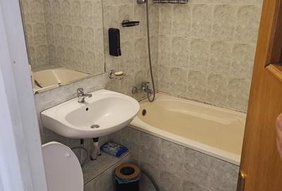 Apartament cu 3 camere semidecomandat în Pantelimon