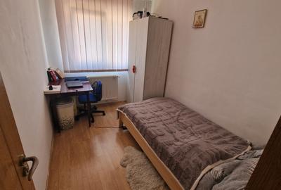 Apartament cu 3 camere semidecomandat în Tractorul - 1