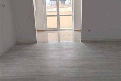 Apartament cu 3 camere semidecomandat în Uricani