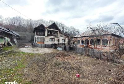 Casă cu 4 camere cu Teren 2080 Mp în Gura Foii