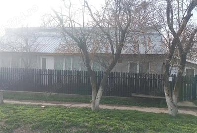 Casă cu Teren 943 Mp în Vâlcelele
